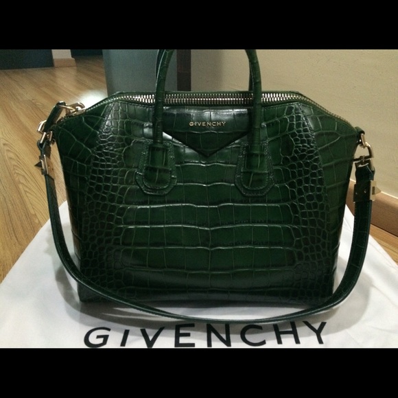 In search of: Antigona Medium Croc